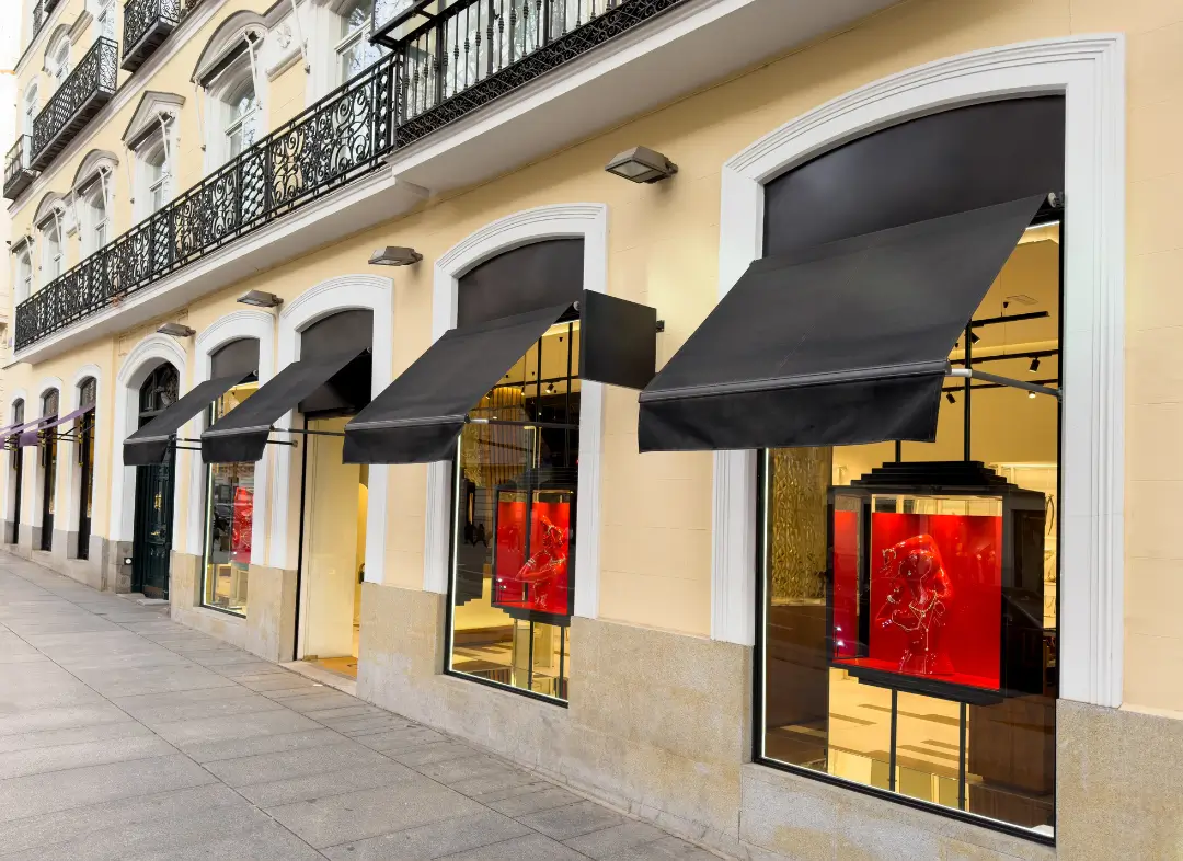 Façade vitrine de magasin en aluminium sur mesure à Beauvoir-sur-Mer